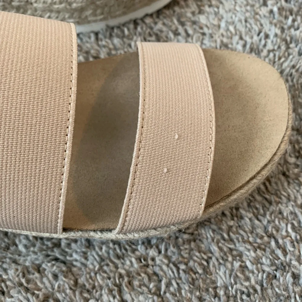 Cushionaire Mandy beige‎ tan nude flatforms espadrilles size 9 sandals boho